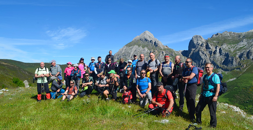 El grupo Pico Cordel disfruta de las vistas de Libana