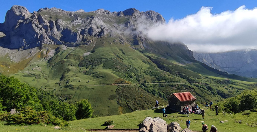 El grupo Pico Cordel disfruta de las vistas de Libana