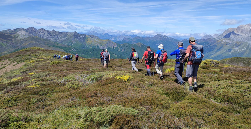 El grupo Pico Cordel disfruta de las vistas de Libana