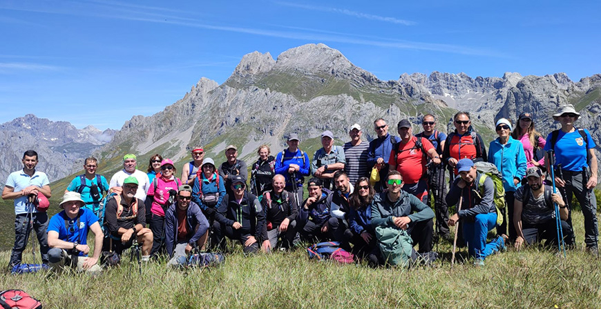 El grupo Pico Cordel disfruta de las vistas de Libana