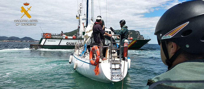 La Guardia Civil auxilia al tripulante de un velero por un conato de incendio al norte de Orin