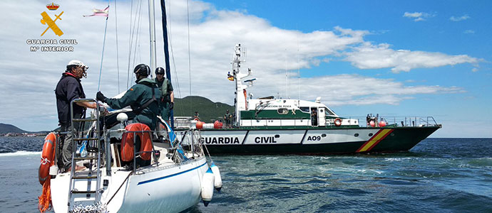 La Guardia Civil auxilia al tripulante de un velero por un conato de incendio al norte de Orin