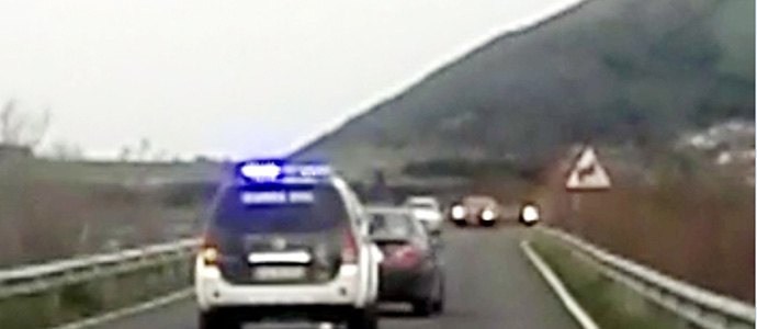 La Guardia Civil auxilia a un conductor y evita un posible accidente en la carretera de los puentes a Santoa
