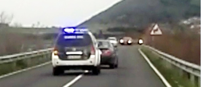 La Guardia Civil auxilia a un conductor y evita un posible accidente en la carretera de los puentes a Santoa