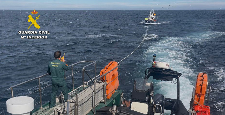 La Guardia Civil auxilia a una embarcacin que se encontraba a la deriva, a 4 millas de Orin 