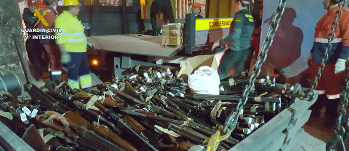 La Guardia Civil de Cantabria funde cuatro toneladas de armas 