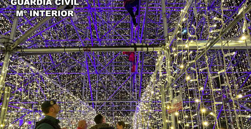 La Guardia Civil denuncia al piloto de un dron por impactar contra el rbol de Navidad de Cartes 
