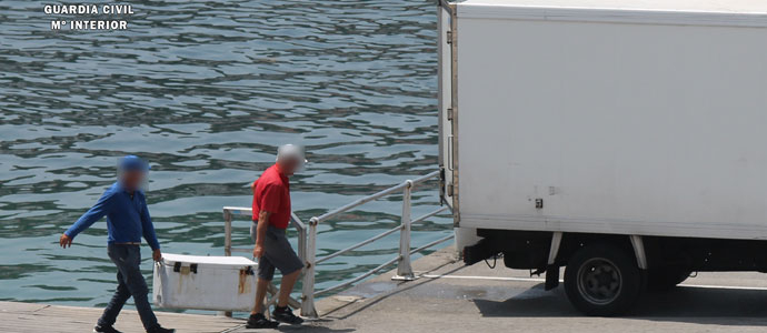 La Guardia Civil denuncia a dos hombres por pescar bonitos de forma furtiva en aguas de Castro Urdiales 