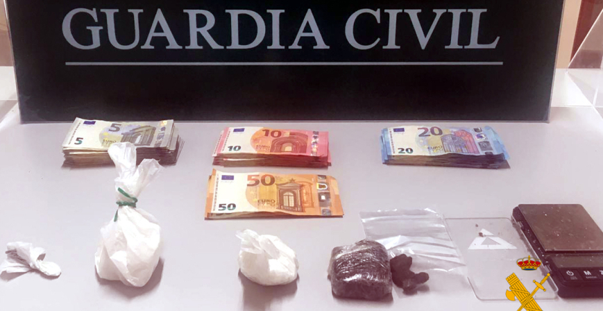 La Guardia Civil desmantela un punto de distribucin de droga en un bar de Brcena de Pie de Concha