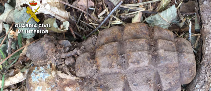 La Guardia Civil destruye una granada de mano localizada en un monte de Molledo