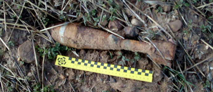 La Guardia Civil destruye una granada de mortero en Nestar