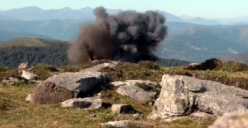 La Guardia Civil destruye una granada de 'pia' localizada en el monte Cuera 