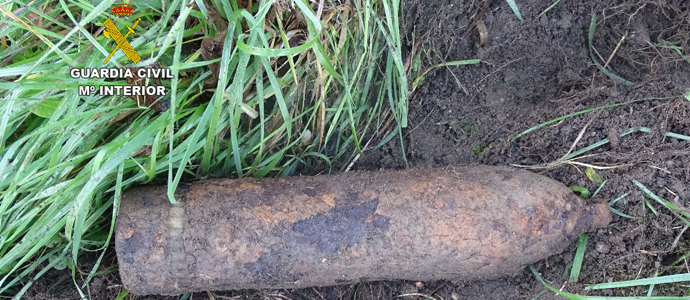 La Guardia Civil destruye un proyectil de artillera y tres granadas en Campoo