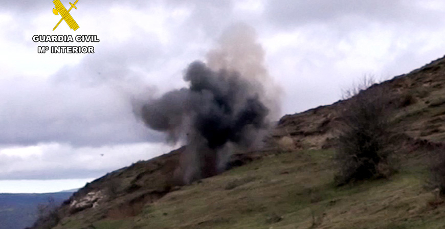 La Guardia Civil destruye un proyectil de artillera de la Guerra Civil en La Lora