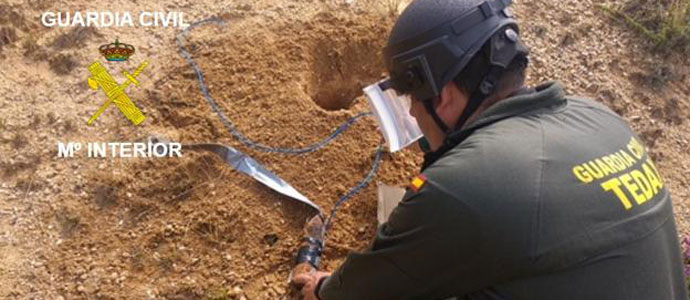 La Guardia Civil destruye un proyectil de artillera en un paraje del Valle de Valdebezana