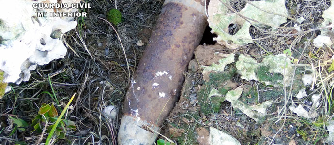 La Guardia Civil destruye un proyectil de artillera rompedor localizado en La Lora