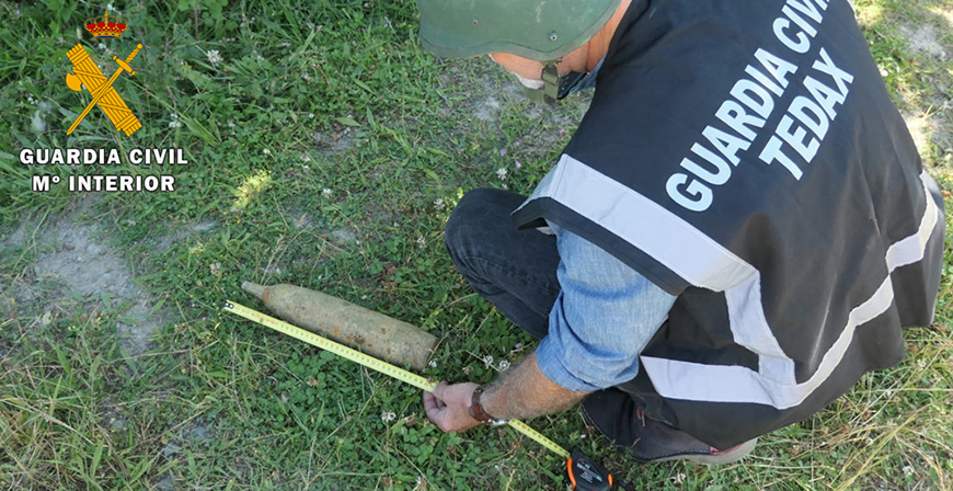 La Guardia Civil destruye un proyectil de la Guerra Civil semienterrado en el Ebro en Reinosa