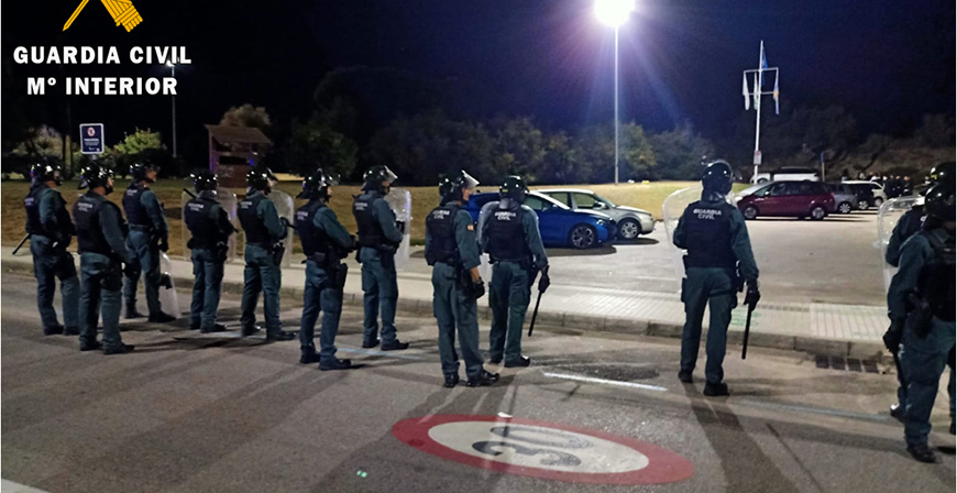 La Guardia Civil detiene a 18 jvenes tras disolver un macro botelln en Noja