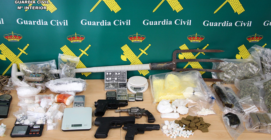 La Guardia Civil detiene a 9 personas e interviene ms de 6,5 kilos de droga a una red que operaba en Santoa
