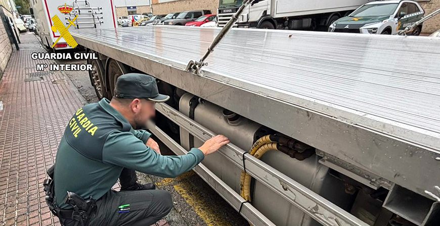 La Guardia Civil detiene al presunto autor del robo de 1.200 litros de gasoil de seis camiones en Cartes
