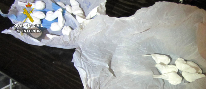 La Guardia Civil detiene al titular y la camarera de un pub de Santoa por presunto trfico de drogas 