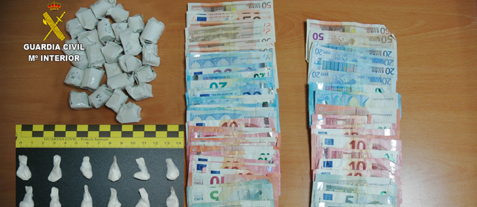 La Guardia Civil detiene al titular y la camarera de un pub de Santoa por presunto trfico de drogas 