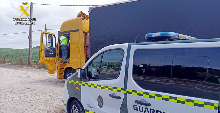 La Guardia Civil detiene a cinco personas por alterar los parmetros de los tacgrafos de 20 camiones
