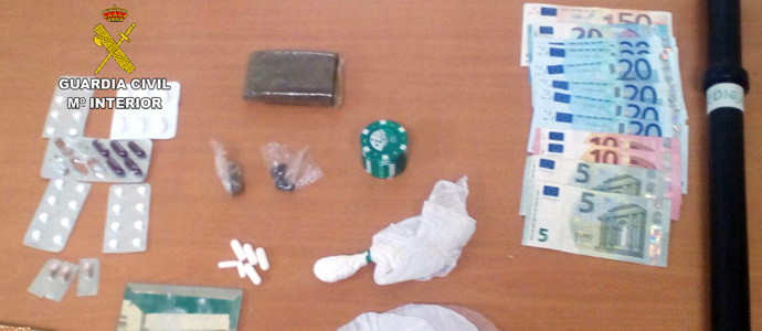 La Guardia Civil detiene en Los Corrales de Buelna a un hombre con hachs, speed y pastillas