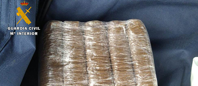 La Guardia Civil detiene a dos hombres e investiga a otros dos por sendas plantaciones indoor de marihuana