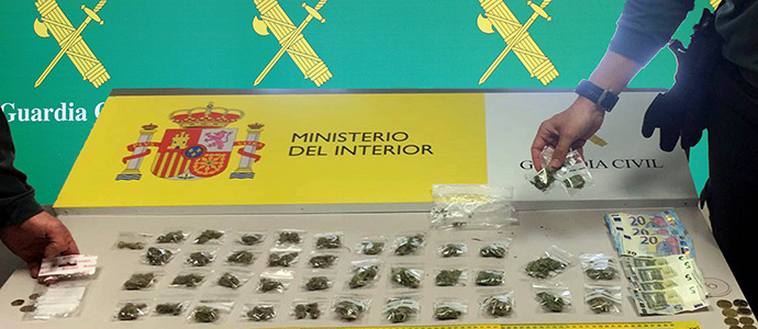 La Guardia Civil detiene a dos jvenes cuando se dirigan al Instituto de Reinosa supuestamente a vender marihuana