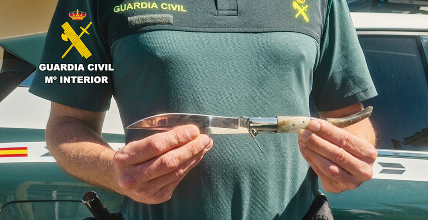 La Guardia Civil detiene a una joven con envoltorios de coca�na y una navaja de grandes dimensiones en la zona de ocio de Suances