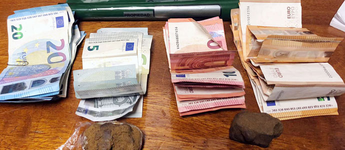 Detienen a un joven junto a un parque de Muriedas por estar supuestamente vendiendo droga 