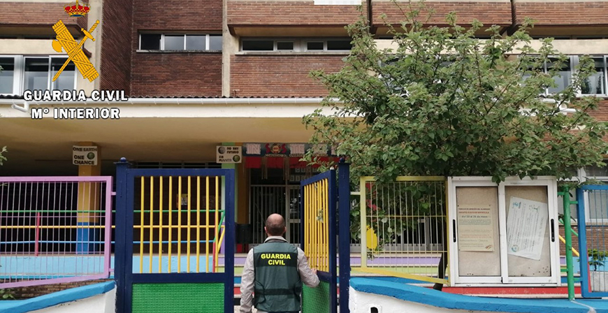 La Guardia Civil detiene a un joven y a un menor por un presunto robo en un colegio de Guardo