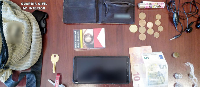 La Guardia Civil detiene a un menor cuando venda droga a varios alumnos de un instituto de Puente San Miguel