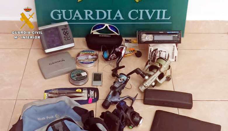La Guardia Civil detiene a una pareja que intentaba vender material de pesca sustrado de una furgoneta