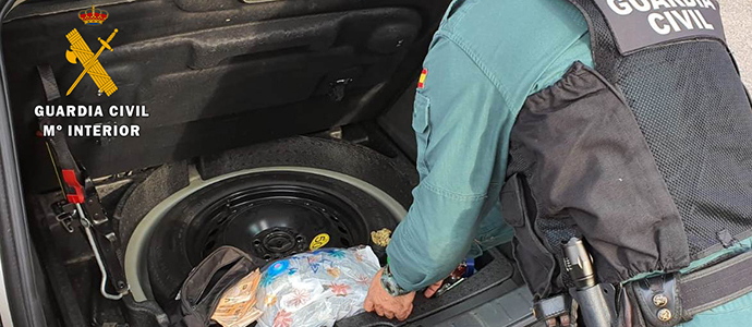 La Guardia Civil detiene a una persona por un delito contra la salud pblica tras auxiliarle en carretera 