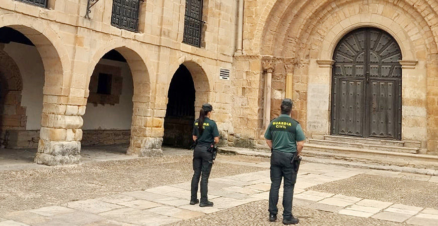 La Guardia Civil detiene a los presuntos autores de realizar grabados en la fachada de la Colegiata de Santillana del Mar