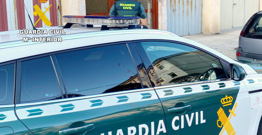 La Guardia Civil detiene a tres personas, a los pocos minutos de cometerse un robo en el interior de un vehculo en Castro Urdiales