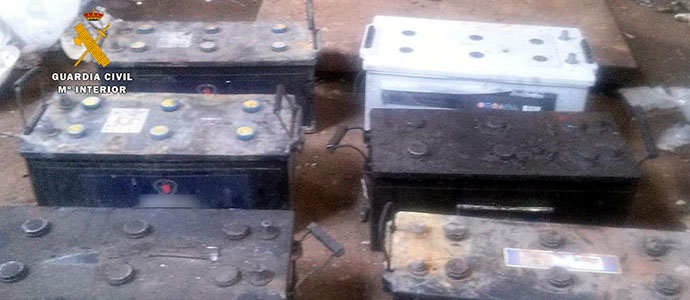 La Guardia Civil detiene a tres varones por sustraer bateras y robar en bares