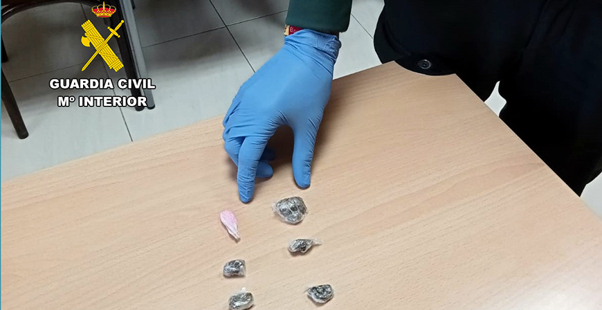 La Guardia Civil detiene a un varón con cocaína rosa y hachís en Sarón