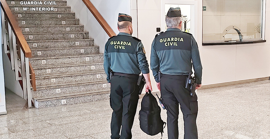 La Guardia Civil devuelve una mochila con 4.400 euros a un hombre que la olvid� en los exteriores del aeropuerto Seve Ballesteros