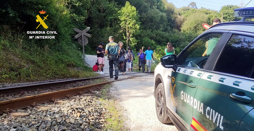 La Guardia Civil evacua a los pasajeros de un tren averiado en el tnel de Beranga