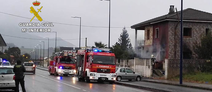 Un guardia civil fuera de servicio salva a dos ancianos en el incendio de una vivienda en Argoos
