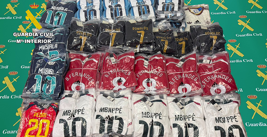 La Guardia Civil interviene 700 camisetas de f�tbol de supuestas marcas oficiales