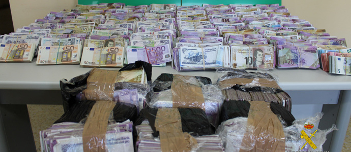 La Guardia Civil interviene casi un milln de euros en libras esterlinas