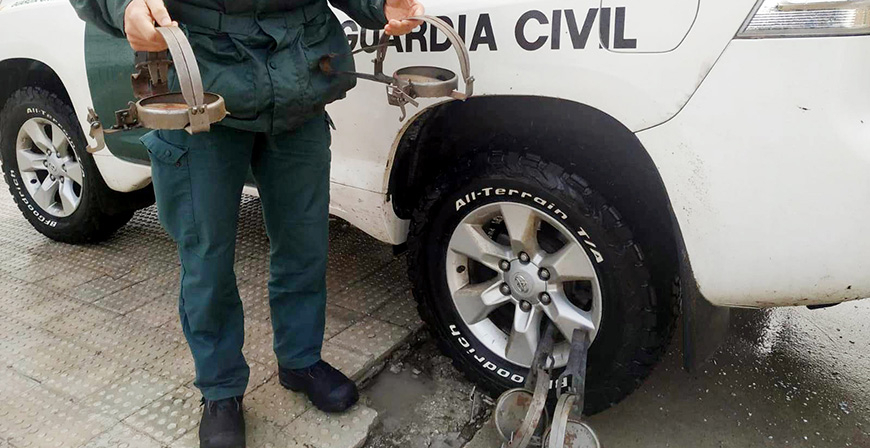 La Guardia Civil interviene cuatro cepos prohibidos para la caza que estaban a la venta en Campoo
