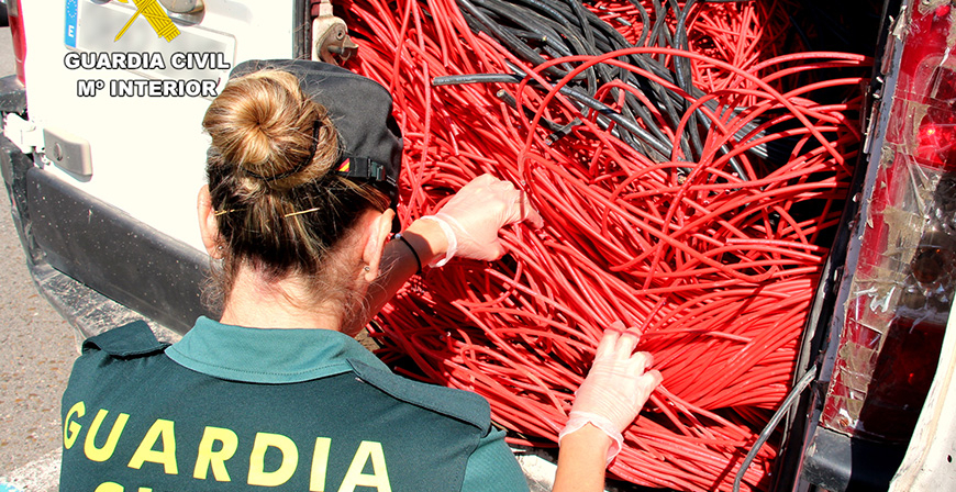 La Guardia Civil interviene una furgoneta con 400 kilos de cableado de cobre en Corrales de Buelna