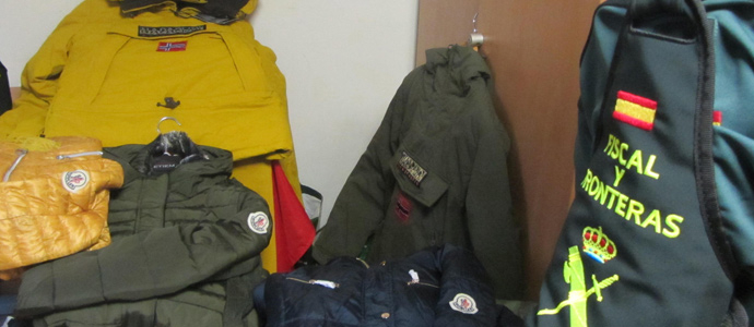 La Guardia Civil interviene ms de 100 prendas supuestamente falsificadas para su venta