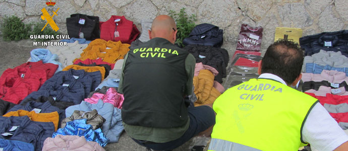 La Guardia Civil interviene ms de 200 prendas falsificadas en los mercados de Laredo y Orin
