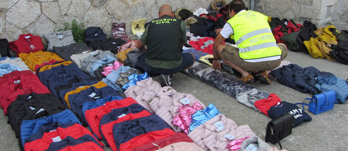 La Guardia Civil interviene ms de 200 prendas falsificadas en los mercados de Laredo y Orin